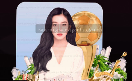 一位老人对着电脑屏幕露出困惑表情